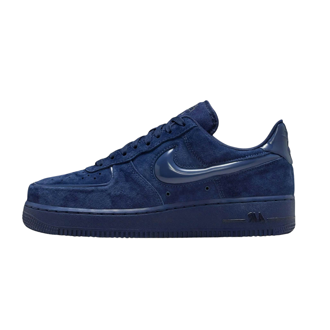 Nike Air Force 1 Low '07 Midnight Navy Black, zijaanzicht met suède-achtig materiaal in donkerblauw en swoosh-logo