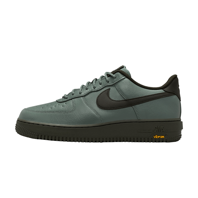 Nike Air Force 1 Low Gore-Tex Vibram Clay Green, zijaanzicht met grijsgroene leren schacht en zwart swoosh-logo