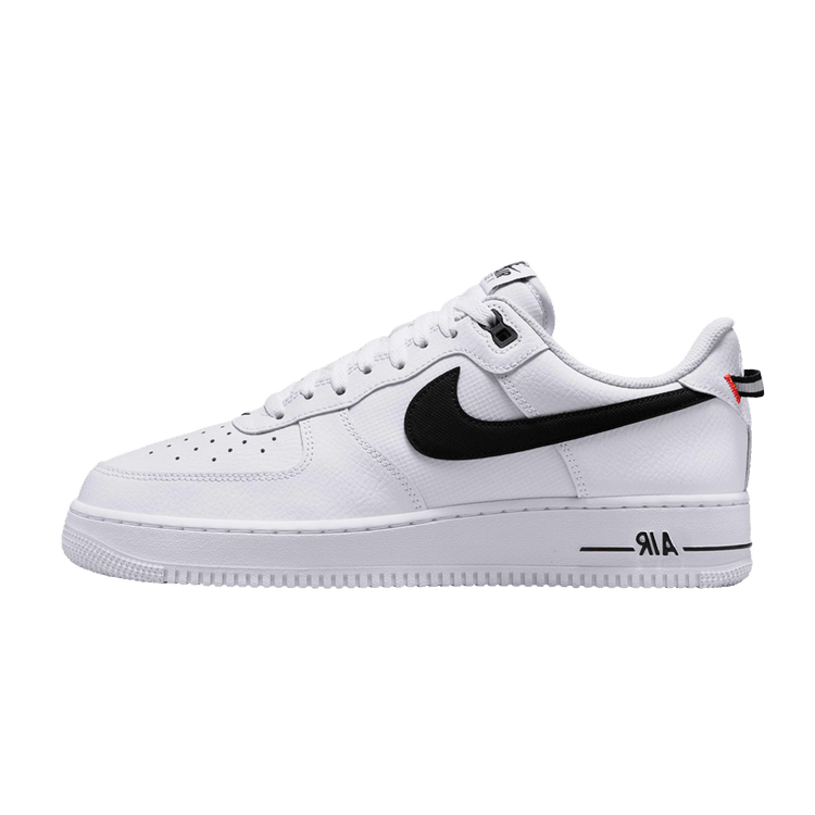 Nike Air Force 1 Low '07 LV8 White Black Bright Crimson, zijaanzicht met witte leren bovenkant en zwart Swoosh logo