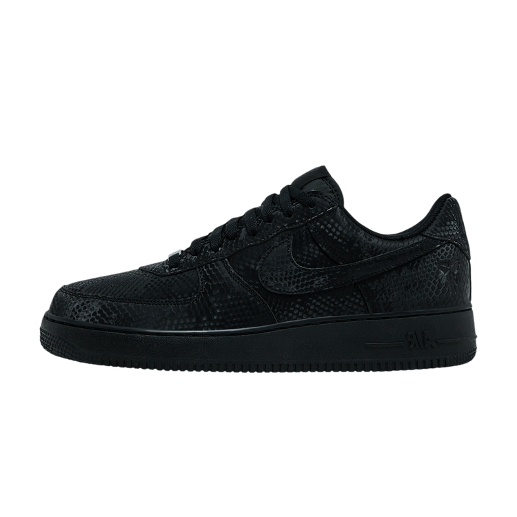 Nike Air Force 1 Low Kobe Bryant Forever Black, zijaanzicht met python-patroon en swoosh logo