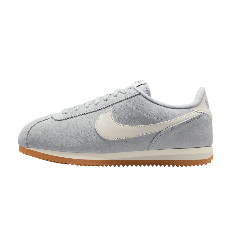 Nike Cortez Light Smoke Grey Sail Gum, zijaanzicht met grijze suède, crèmekleurig swoosh en bruingekleurde gumzool