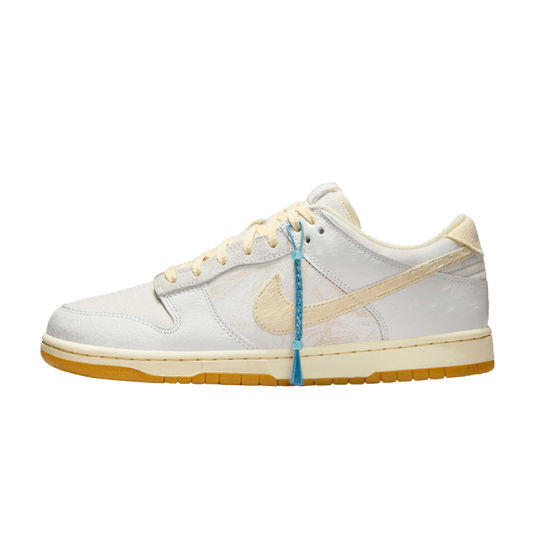 Nike Dunk Low Retro QS Tokyo City Edition, zijaanzicht met wit leer, beige Swoosh en gele zool