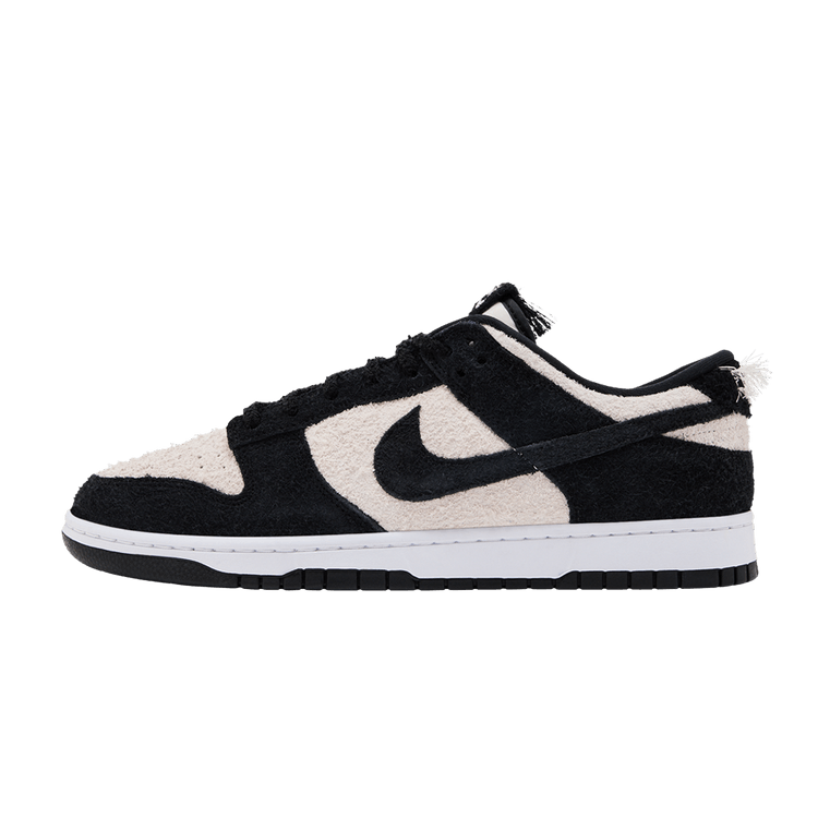 Nike Dunk Low Retro SE Panda-Monium White Black Suede, zijaanzicht met zwart-wit color-blocking en suède materiaal