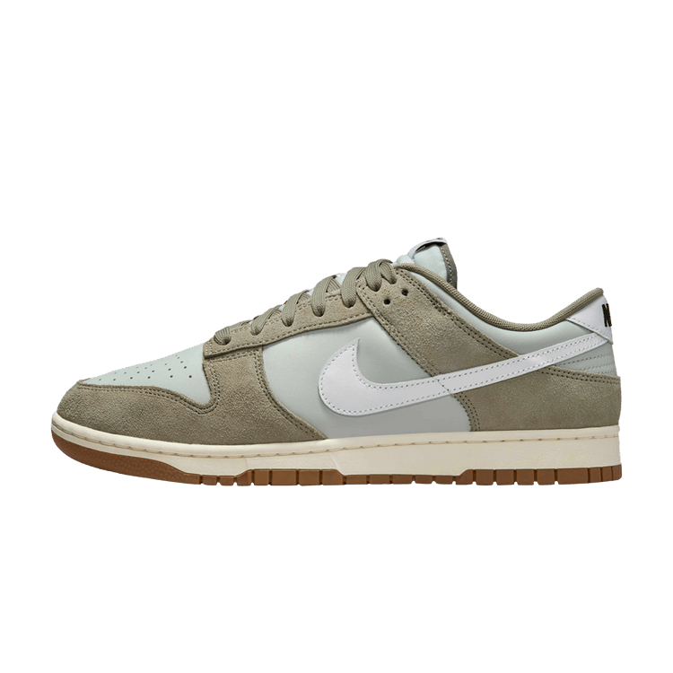 Nike Dunk Low Retro SE Light Silver Light Army Sail White, zijaanzicht met witte Swoosh en roomkleurige zool