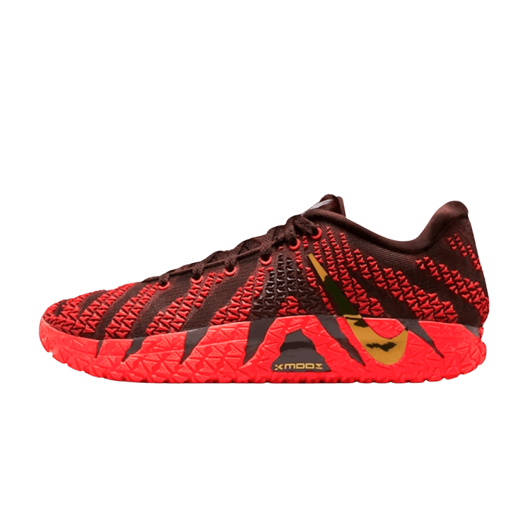 Nike Ja 3 Year of the Horse, zijaanzicht met rood en donkerbruin gebreide bovenwerk, rode zool en gouden accent