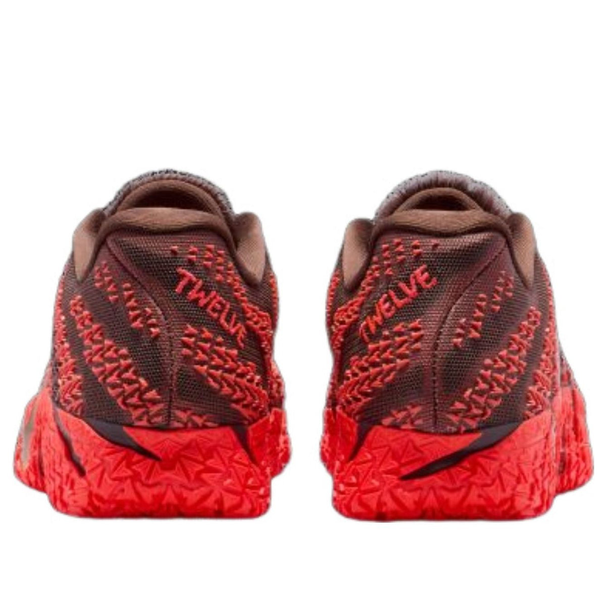 Nike Ja 3 Year of the Horse, achteraanzicht met bruine kraag, gebreid rood patroon en rode hiel