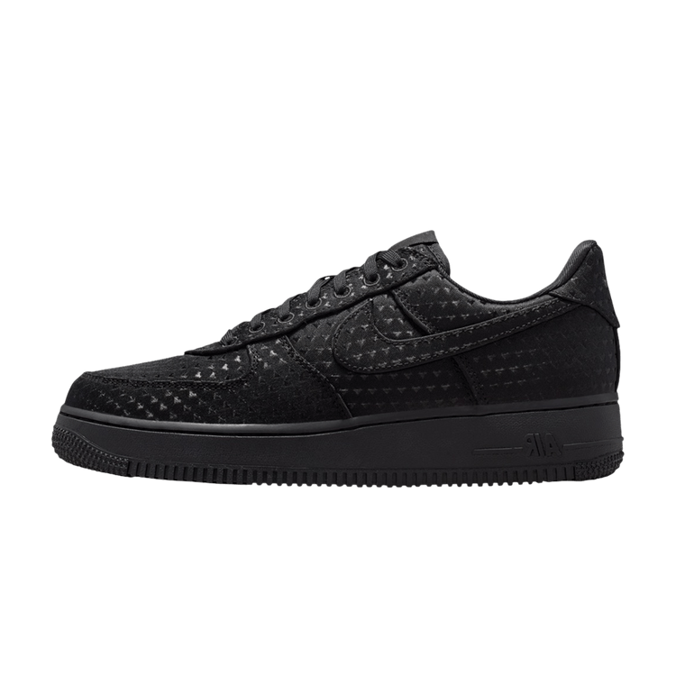 Nike Air Force 1 Low Valentine's Day Black, zijaanzicht met suède en mesh materiaal met steekpatroon