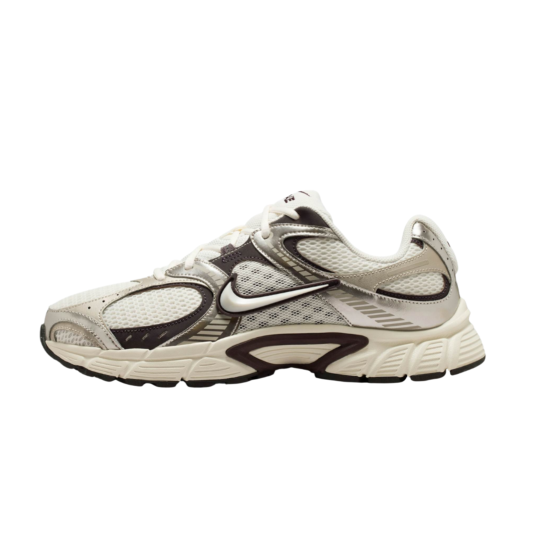 Nike V5 RNR Phantom Burgundy Ash zijaanzicht, wit en zwart mesh design met chunky zool