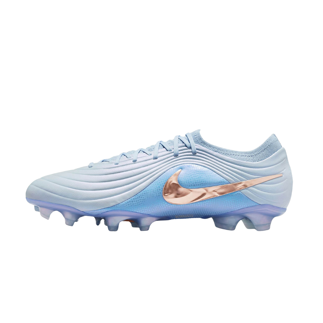 Nike Tiempo Maestro Elite FG LV8 Showtime Pack, zijaanzicht voetbalschoen lichtblauw met paars accent en goudkleurig Swoosh