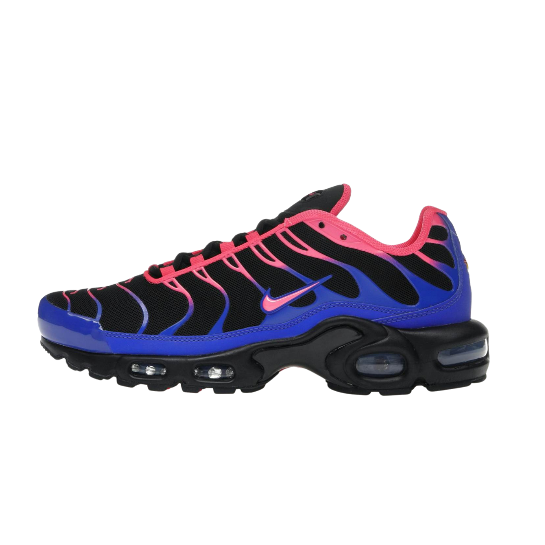 Nike Air Max Plus Black Racer Blue Hyper Pink, zijaanzicht met zwart mesh, blauwe zijpanelen en roze swoosh