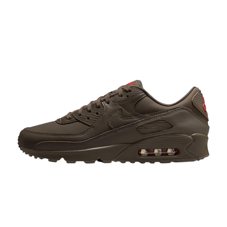 Nike Air Max 90 ESS+ Cave Stone, zijaanzicht met bruinleren bovenkant, Air Max zool met witte luchtunit en rood accent