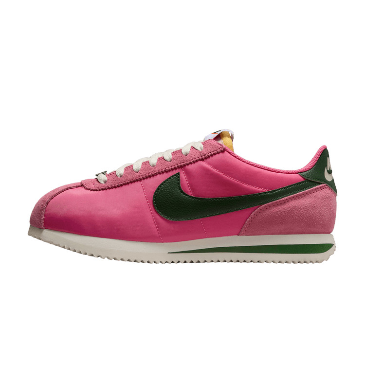 Nike Cortez TXT Pinksicle Sail White Fir, zijaanzicht met roze nylon/suède upper, zwart swoosh logo en witte zool