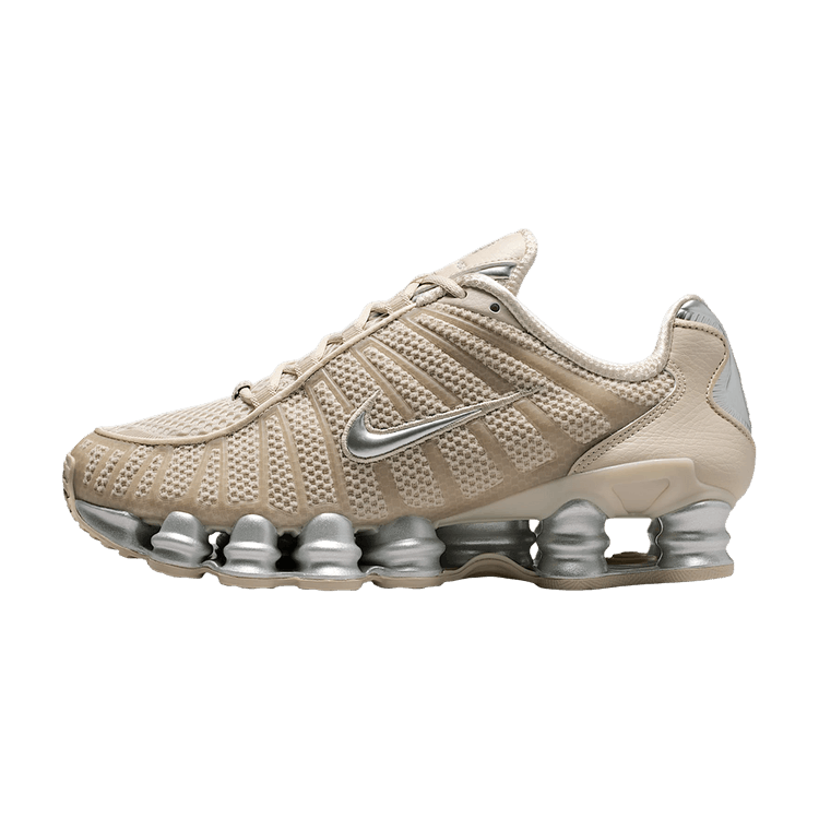 Nike Shox TL Cream Metallic Silver zijaanzicht met beige mesh en metallic zilveren Shox zuilen, logo zichtbaar