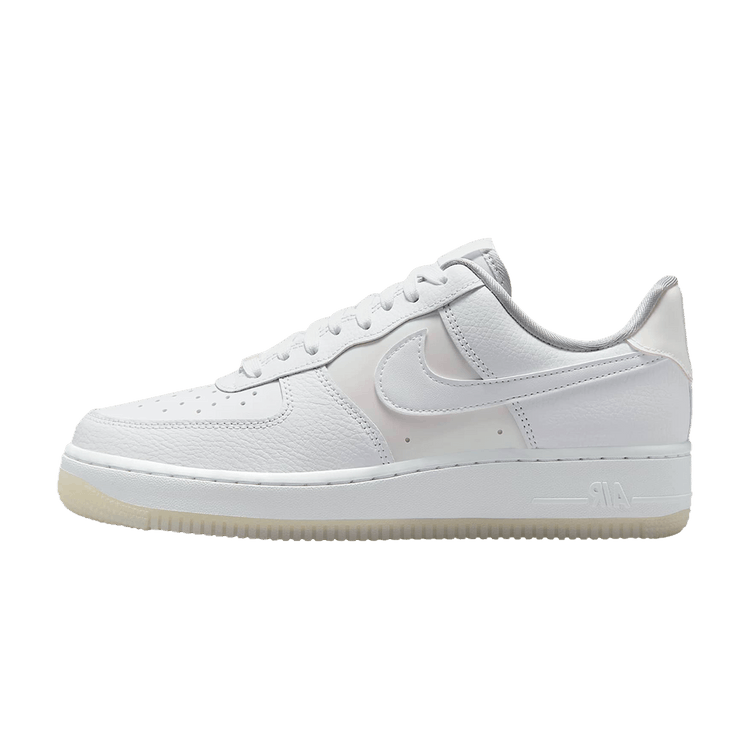 Nike Air Force 1 Low '07 White Multi-Color Ghost, zijaanzicht met witte leren upper, subtiele swoosh en creme-kleurige zool