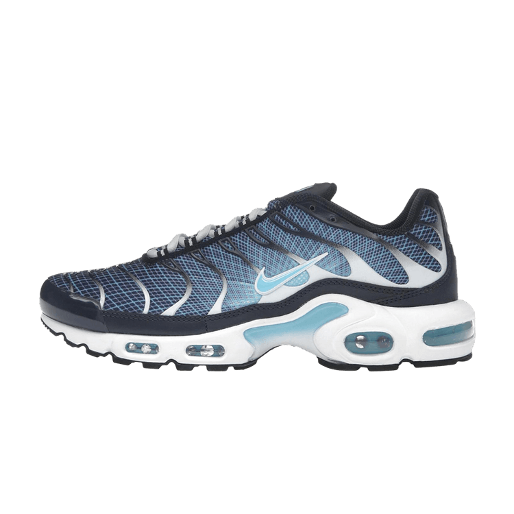 Nike Air Max Plus Dark Obsidian, zijaanzicht met donkerblauw mesh-upper, wit en lichtblauw Swoosh