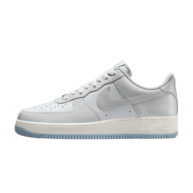Nike Air Force 1 Low '07 Photon Dust zijaanzicht met wit leer, grijze Swoosh en blauwgrijs zoolprofiel