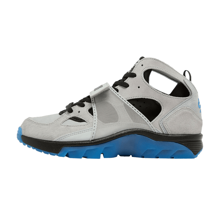 Nike Air Trainer Huarache Wolf Grey Star Blue, zijaanzicht met grijs suède, zwarte accenten en blauwe zoolband