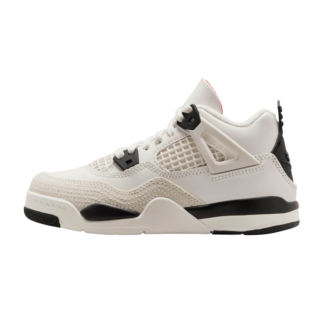 Jordan 4 Retro Flight Club (PS) zijaanzicht, wit leer met beige mesh en zwarte details op zool