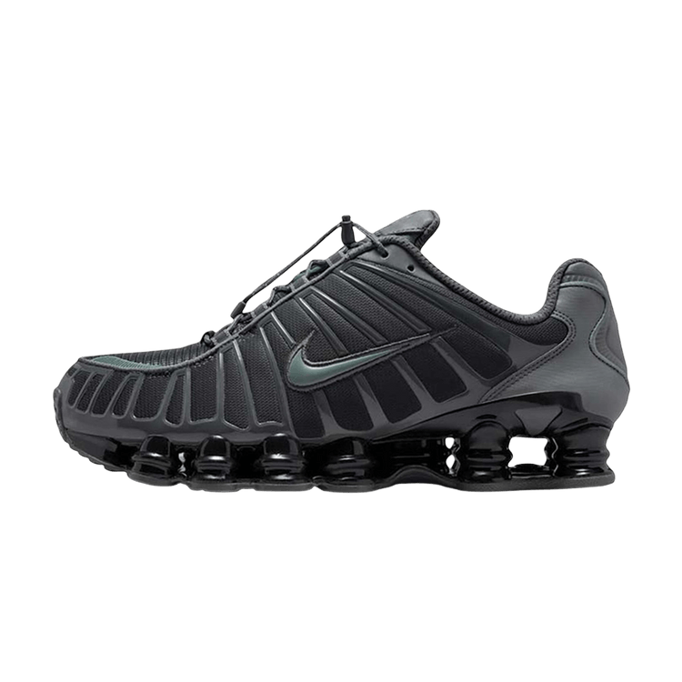 Nike Shox TL Iron Grey Clay Green, zijaanzicht met grijs-zwart kleurvlak, metallic swoosh en karakteristieke Shox-zoolbuizen