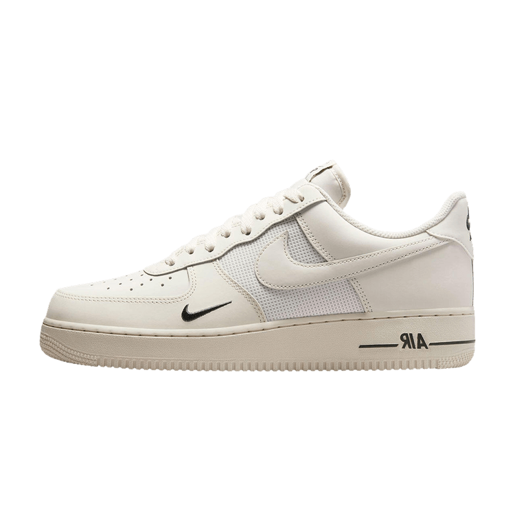Nike Air Force 1 Low '07 LV8 Phantom, zijaanzicht met witte leren bovenkant, mesh-inzetten en zwart Swoosh-logo