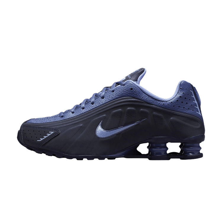 Nike Shox R4 Obsidian Reflective zijaanzicht, zwart-blauwe sneaker met reflecterende Swoosh en zichtbare Shox-zool