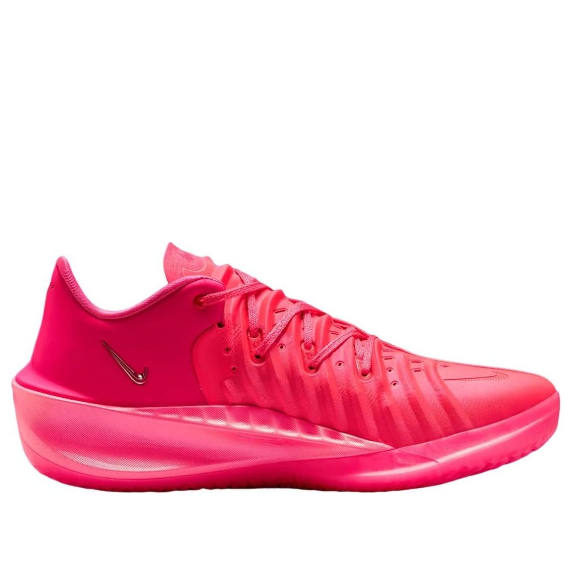 Nike Air Zoom GT Cut 4 Kay Yow driekwart aanzicht, geprofileerde zool en vetersluiting met Nike logo zichtbaar