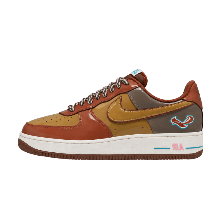 Nike Air Force 1 Low '01 NIGO x J-Hope, zijaanzicht met bruine, gele en oranje kleurvlakken, witte zool en blauwe logodetail