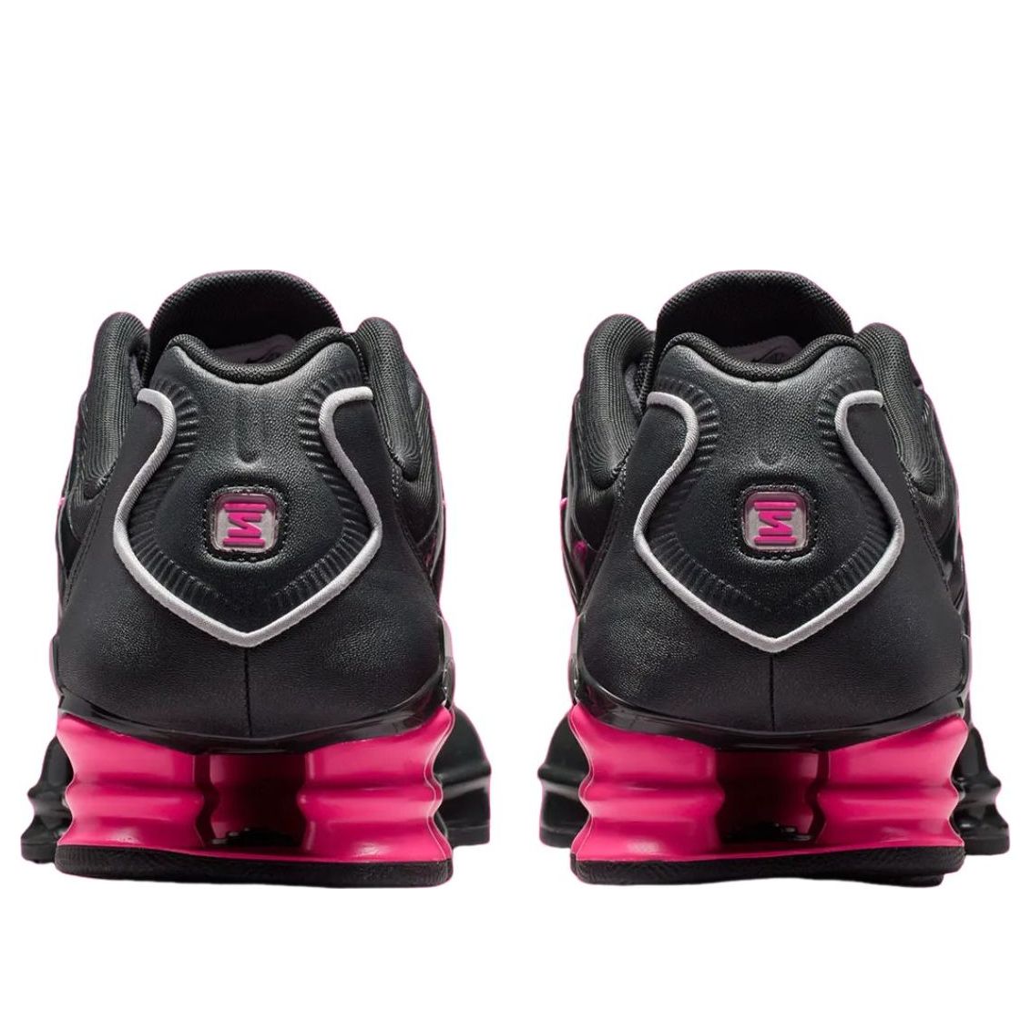 Nike Shox TL Off Noir Hyper Pink Silver achteraanzicht toont fuchsia Shox-kolommen en grijze accenten