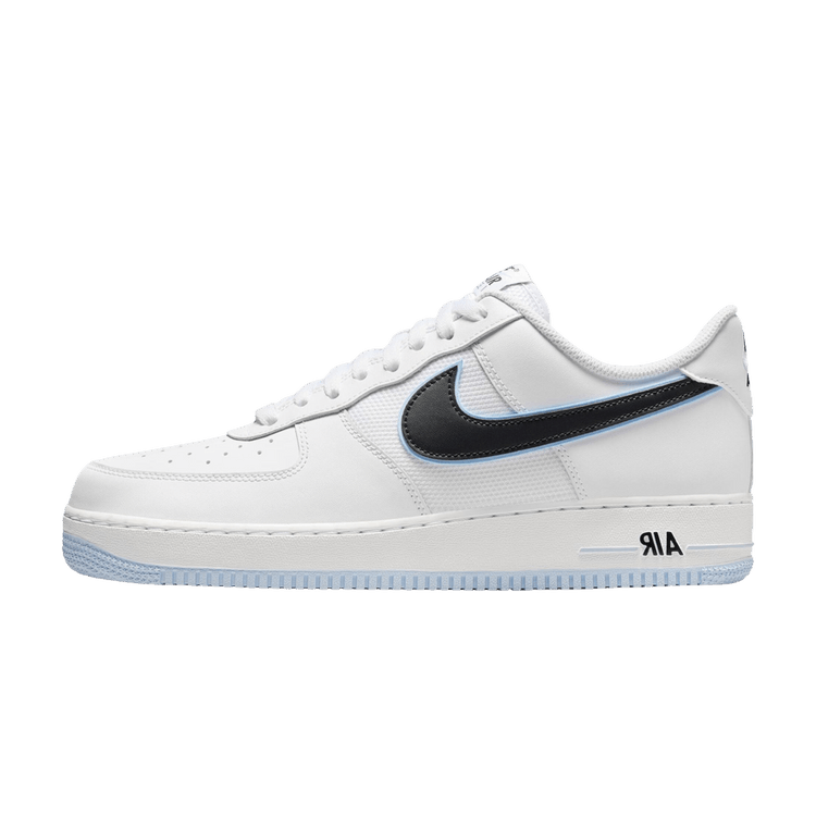 Nike Air Force 1 Low '07 zijaanzicht, wit leer met zwart swoosh en hemelsblauw zoolaccent