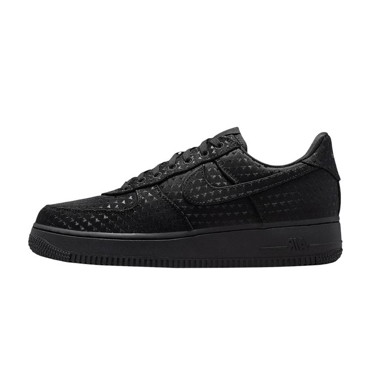Nike Air Force 1 Low Valentine's Day Triple Black, zijaanzicht met gestippeld suèdeachtig materiaal en zwarte zool