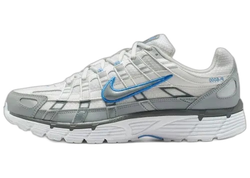 Nike P-6000 White Metallic Silver Blue zijaanzicht, wit en grijs met blauw Swoosh-logo en witte zool