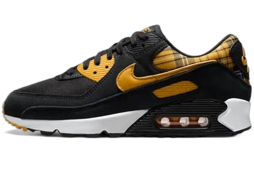 Nike Air Max 90 Black Yellow Ochre Plaid, zijaanzicht met zwart canvas, geel Swoosh en grijze Air Max zool