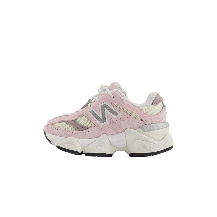 New Balance 9060 Rose Sugar Ice Wine (TD) zijaanzicht, roze en crème kleuren met zwarte zool