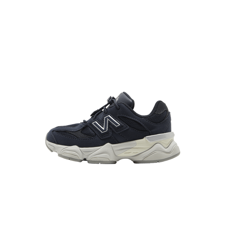 New Balance 9060 Eclipse Navy (TD), zijaanzicht met zwart mesh bovenwerk, wit N-logo en crème chunky zool