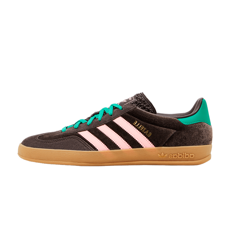 adidas Gazelle Indoor Brown Velvet, zijaanzicht met bruine suède, crème strepen en turquoise achterkapje, gumzool