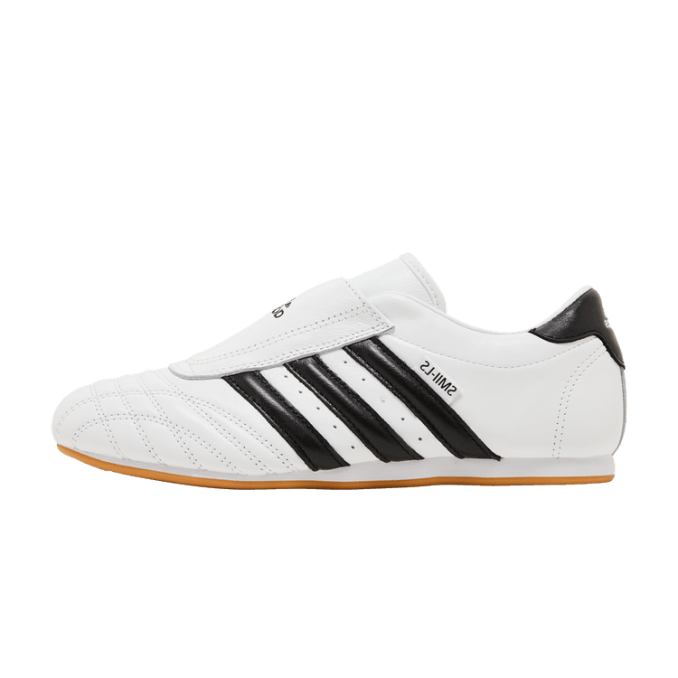 adidas Taekwondo White Black, zijaanzicht met wit leer, zwarte strepen en gummiband, gele zool