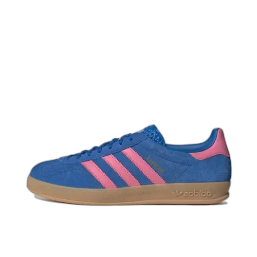 adidas Gazelle Indoor Blue Bliss Pink, zijaanzicht met blauw suède, roze strepen en gummi zool
