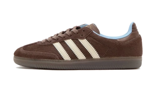 adidas Samba OG Earth Strata Pony Hair, zijaanzicht met bruine pony hair, crème stiksels en blauwe voering