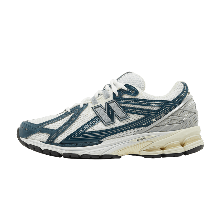 New Balance 1906R 'White Navy' Footlocker Exclusive, zijaanzicht met wit mesh, donkerblauwe accenten en gelaagde zool