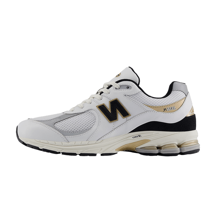 New Balance 2002R White Black Gold Metallic, zijaanzicht met wit leer, gouden en zwarte accenten op zool en kraag
