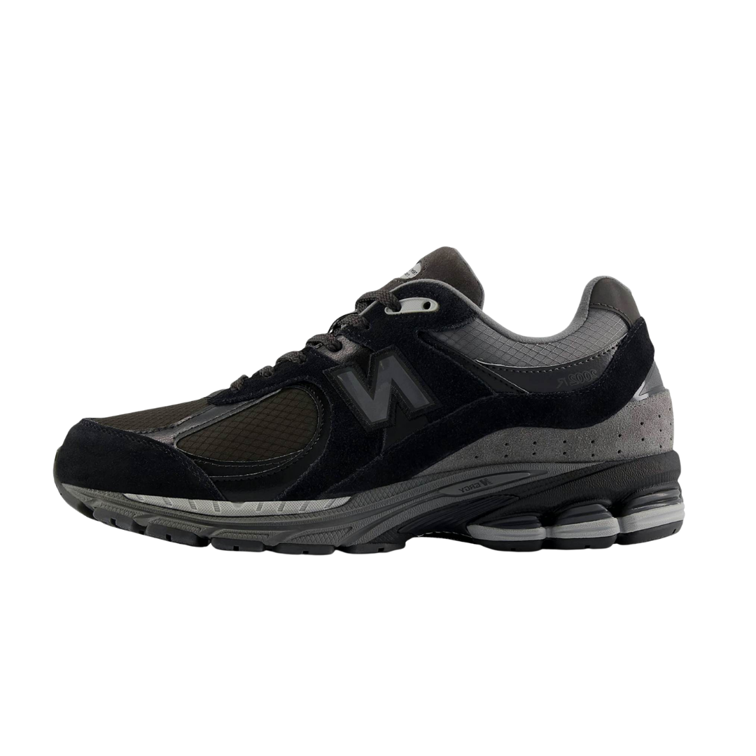 New Balance 2002R Ripstop Black, zijaanzicht met zwart ripstop materiaal, grijs suède en zichtbare N-logo