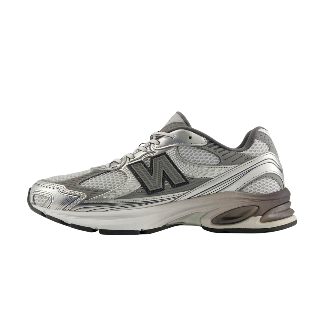 New Balance 2010 Metallic Silver Grey, zijaanzicht van grijszilveren sneaker met mesh en metallic accenten, dikke zool