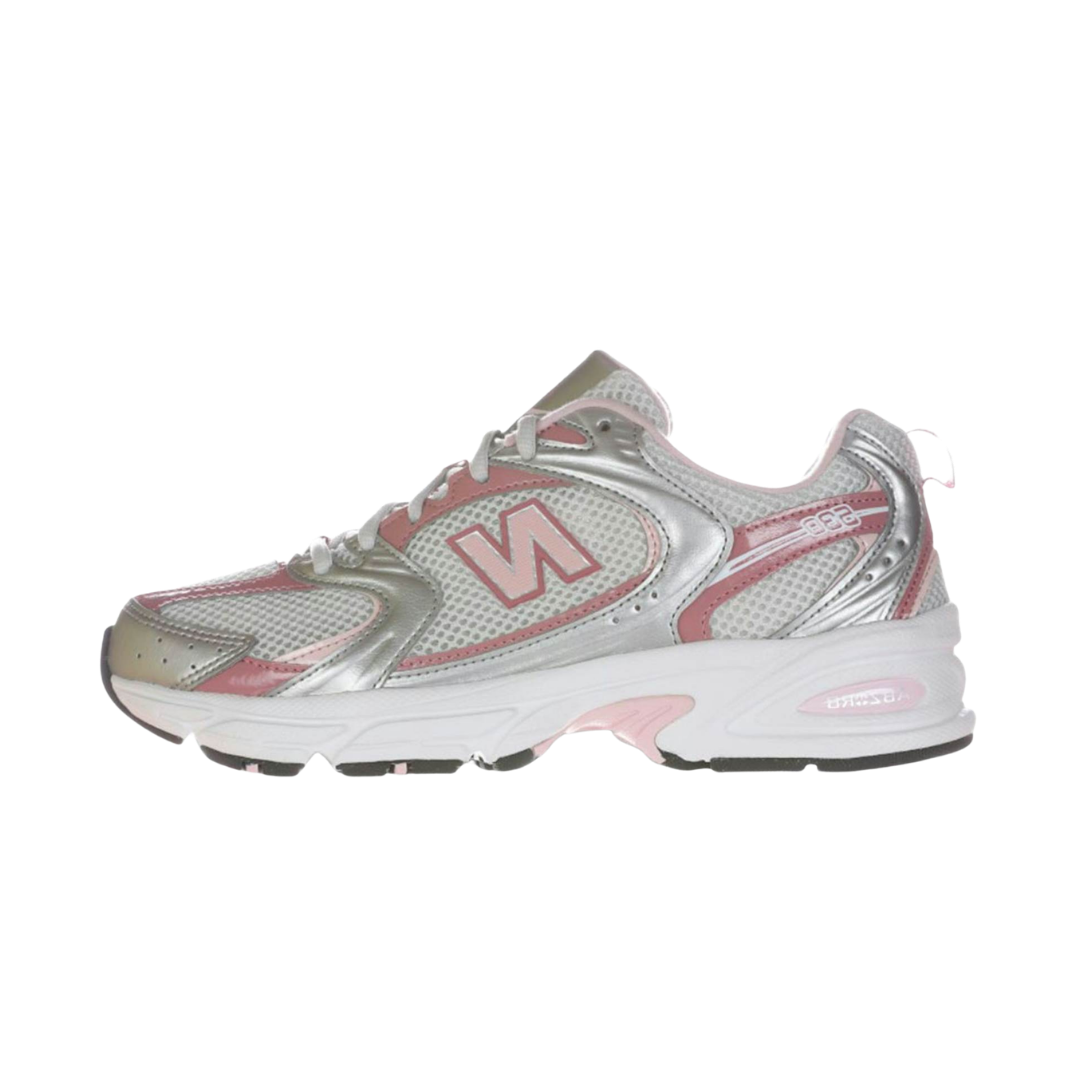 New Balance 530 Silver Metalic Rosewood, zijaanzicht met metallic zilver en roze kleurvlakken, mesh en witte zool
