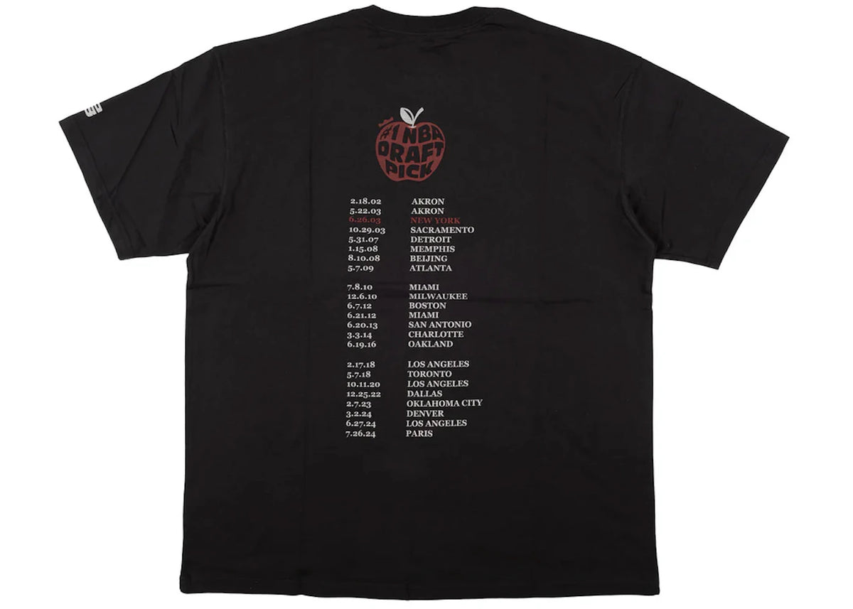 Nike LeBron James "Best In Class" Basketball T-shirt Black, achteraanzicht met rood appel-logo en tourneedata van steden