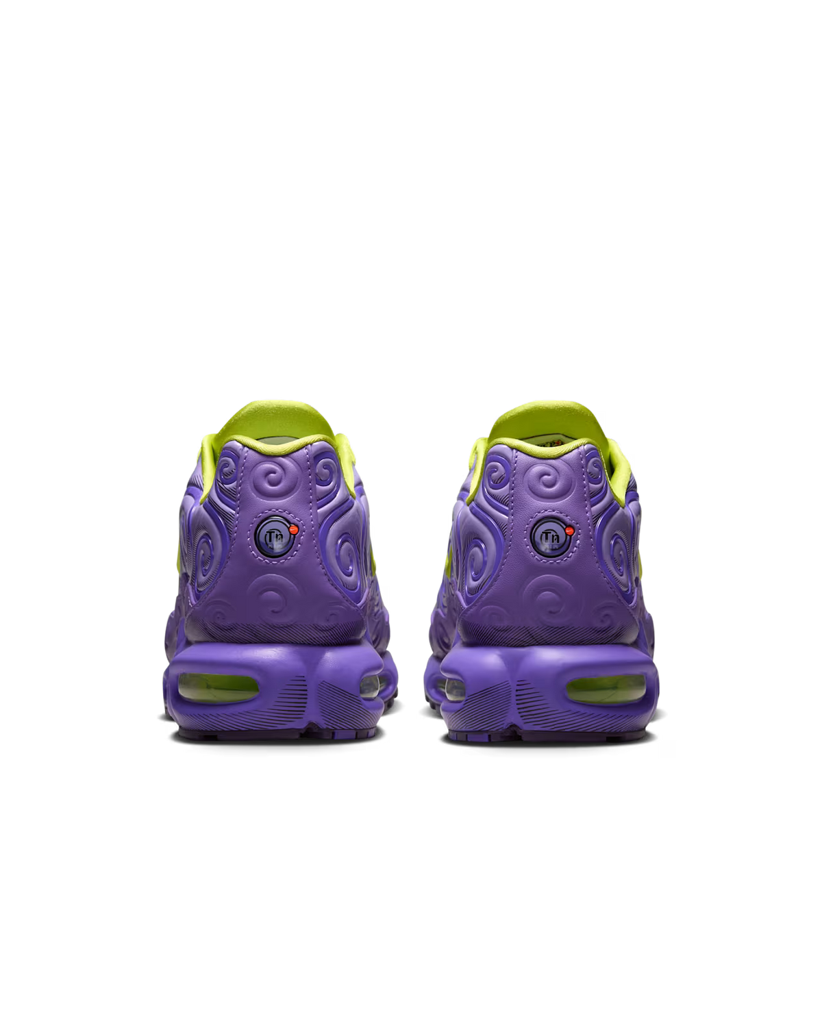 Nike Air Max Plus One Piece Gomu Gomu, achteraanzicht van paar met spiraal logo en Air Max zolen