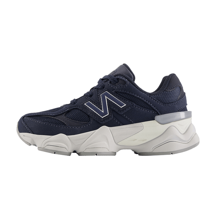 New Balance 9060 Eclipse Navy (PS) vooraanzicht, donkerblauwe mesh met crèmekleurige chunky zool