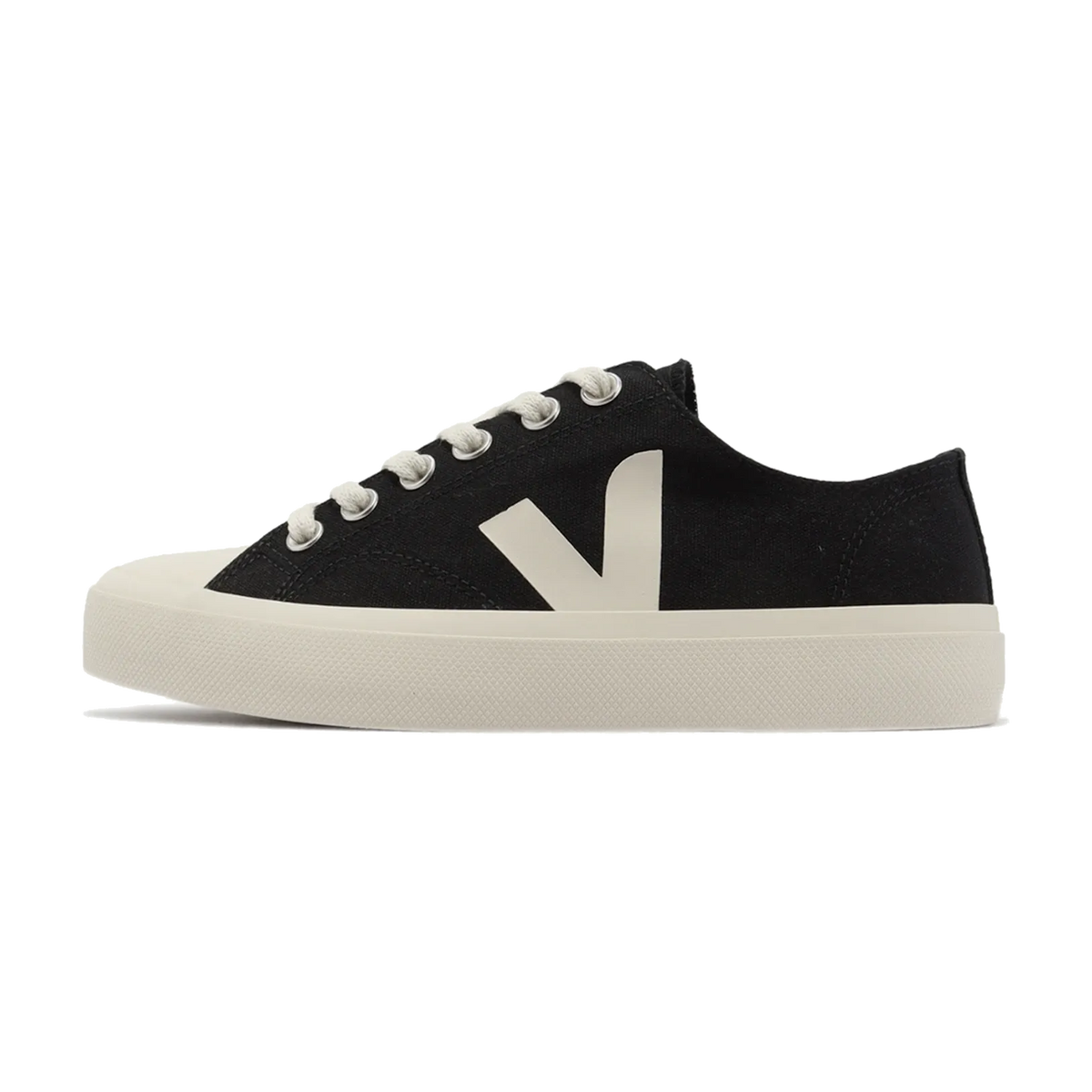 Veja Wata II Low Canvas Black Pierre, zijaanzicht met zwart canvas, wit V-logo en crèmekleurige zool