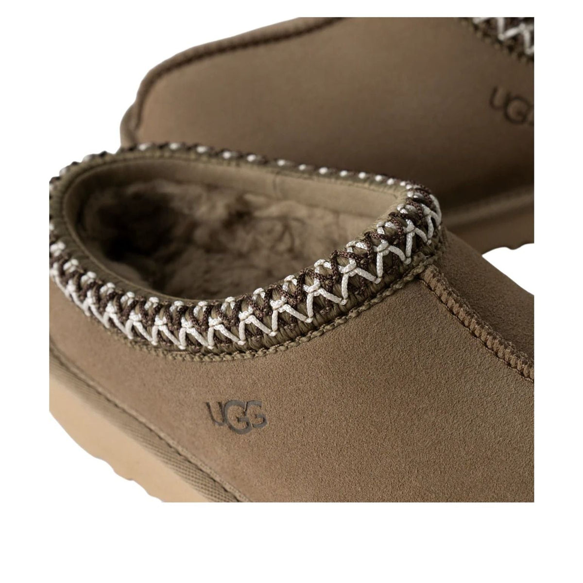 UGG Tasman II Slipper Antilope Kids, detailfoto van gevlochten stiksels rond de opening