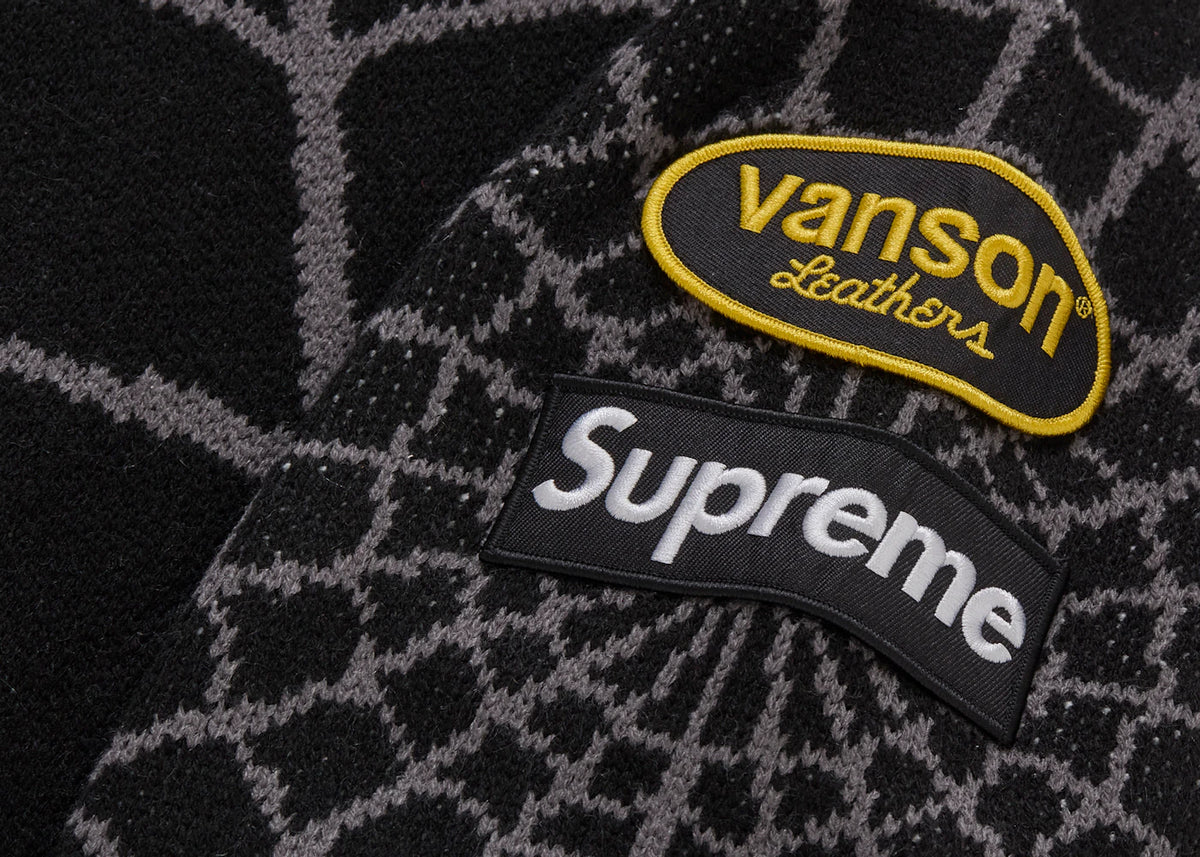 Supreme Vanson Leathers Spider-Man Sweater Black, detailfoto van gele Vanson Leathers patch en Supreme label op zwart textiel