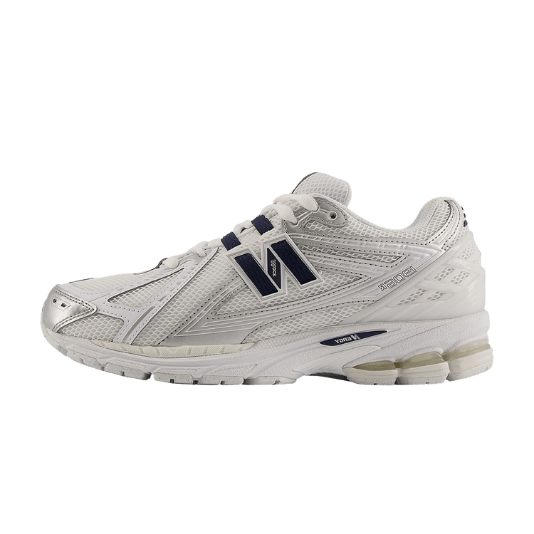 New Balance 1906R White Navy Silver Metallic, zijaanzicht met witte mesh upper, donkerblauwe accenten en witte zool